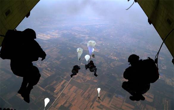 3. 跃出舱门，降落伞像洁白的蓓蕾，瞬间绽放