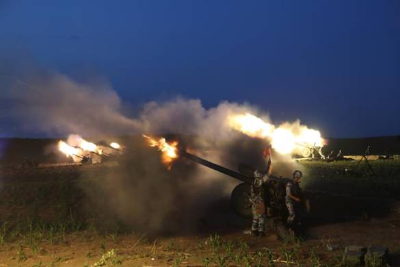 8.群炮怒吼，声若雷霆，守护人民最珍贵的安宁